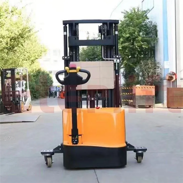 Carrello elevatore per magazzino